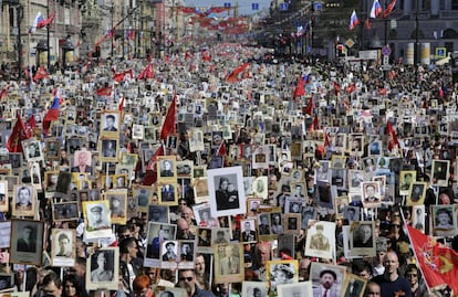 Ciudadanos portan retratos de sus antepasados, participantes en la Segunda Guerra Mundial, mientras celebran el 73 aniversario de la derrota de los nazis en la Segunda Guerra Mundial, en San Petersburgo (Rusia).