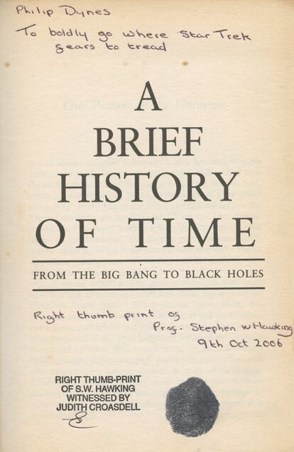 Stephen Hawking firma con la huella dactilar de su pulgar esta primera página de uno de sus libros, que va dedicado a alguien que, como él, disfruta de 'Star trek'