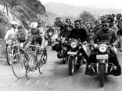 La lucha agónica entre Anquetil y Poulidor en el Puy de Dôme.