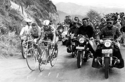 La lucha agónica entre Anquetil y Poulidor en el Puy de Dôme.