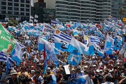 Seguidores del Partido Nacional de Uruguay durante una congregación en Montevideo, en una imagen de archivo.