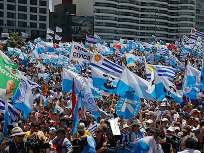 Seguidores del Partido Nacional de Uruguay durante una congregación en Montevideo, en una imagen de archivo.