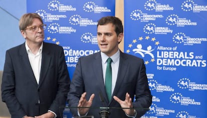 Albert Rivera, junto al presidente del Grupo ALDE, Guy Verhofstadt, en durante una rueda de prensa el día 1 en el Parlamento Europeo.