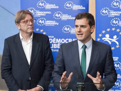 Albert Rivera, junto al presidente del Grupo ALDE, Guy Verhofstadt, en durante una rueda de prensa el día 1 en el Parlamento Europeo.