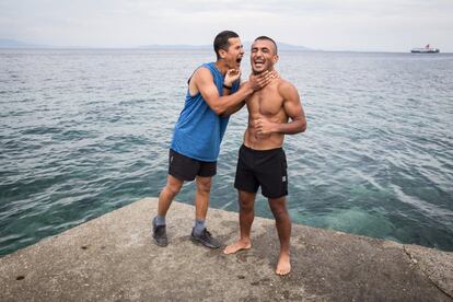 Mahdi y Nasrlallah, miembros del Energy Team de K1/kick boxing y muay thai de la asociación Yoga y Deporte con Refugiados, se relajan junto al mar después de sus ejercicios en el gimnasio cerca de Mitilene, en la isla de Lesbos.