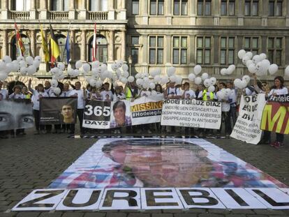 Unas 50 personas, entre familiares y amigos de Hodei, el alcalde de Galdakao y varios concejales se concentran delante del Ayuntamiento de Amberes.