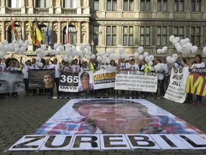 Unas 50 personas, entre familiares y amigos de Hodei, el alcalde de Galdakao y varios concejales se concentran delante del Ayuntamiento de Amberes.