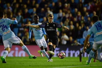 El mediocampista alemán del Real Madrid, Toni Kroos, marca el cuarto gol del Real Madrid.