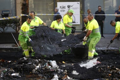 Operarios de limpieza trabajando tras los choques violentos de la semana padada.