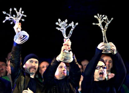 The Edge, Larry Mullen y Bono muestran el Premio a la Libertad otorgado por la ciudad de Dublín. Aquel año, 2000, fue galardonada la banda junto a Myanmar, líder democrático de Aung San Suu Kyi.