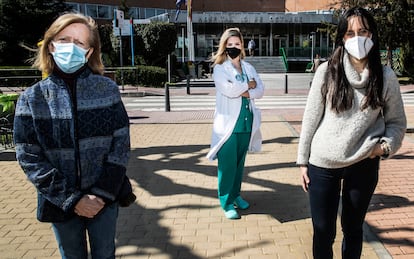 La doctora Trasmonte junto a Ana Rubio y su hija Elena en las puertas del Hospital 12 de Octubre, donde se encuentra ingresado Juan Pedro Herranz.