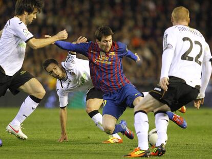 Messi entre Albelda, Rami y Mathieu.