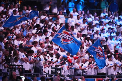 Los aficionados de los Thunder, antes del primer partido de la final de la NBa ante los Pacers.