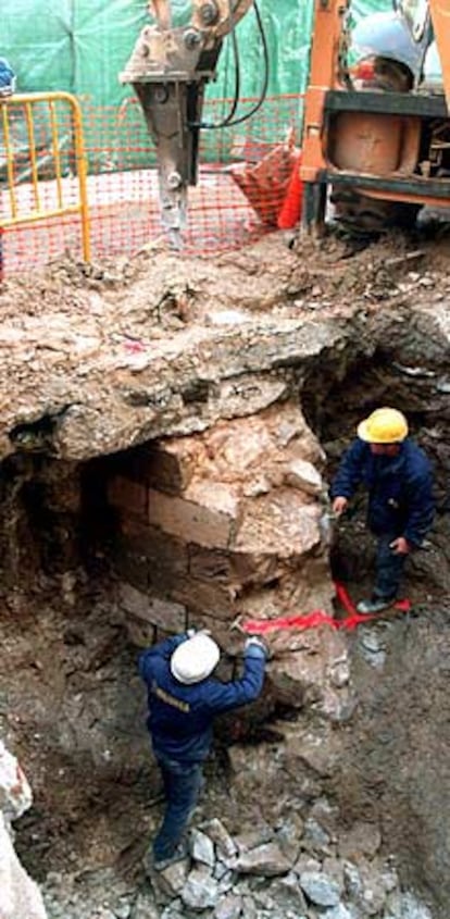 La torre de Canaletas descubierta gracias a unas obras.