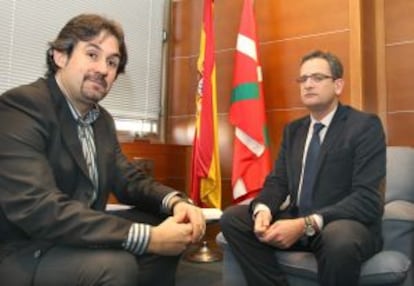 El presidente del PP vasco, Antonio Basagoiti, con Pello Urizar, secretario general de EA