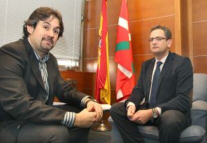 El presidente del PP vasco, Antonio Basagoiti, con Pello Urizar, secretario general de EA