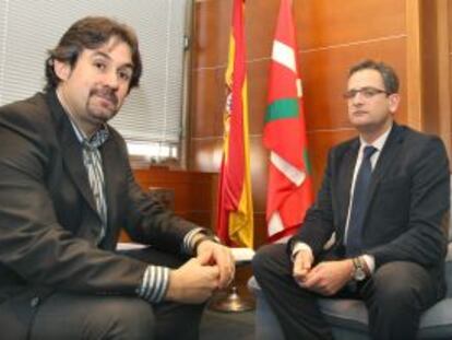 El presidente del PP vasco, Antonio Basagoiti, con Pello Urizar, secretario general de EA