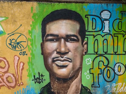 Waldir Pereira, más conocido como 'Didí', en un mural cerca del estadio de fútbol Maracaná de Río de Janeiro en enero de 2013.