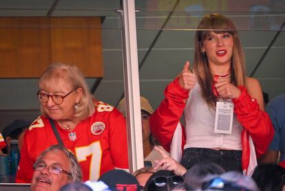 Donna Kelce, madre de Travis Kelce, junto a la superestrella del pop Taylor Swift durante el partido del Kansas City Chiefs, el 24 de septiembre de 2023.