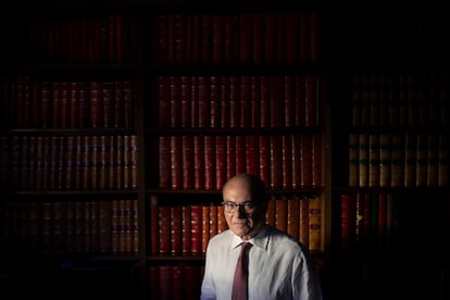 El cardiólogo José Luis López-Sendón, coautor del ensayo de la colchicina, fotografiado en el despacho de su casa, en Madrid.