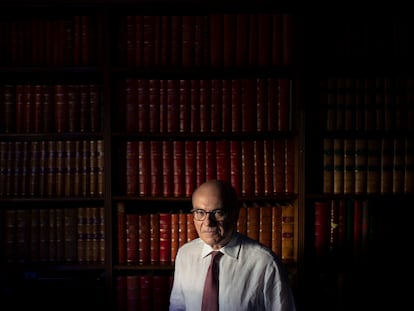 El cardiólogo José Luis López-Sendón, coautor del ensayo de la colchicina, fotografiado en el despacho de su casa, en Madrid.