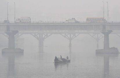 Los barqueros de Cachemira extraen arena del río Jhelum, en Srinagar (India).