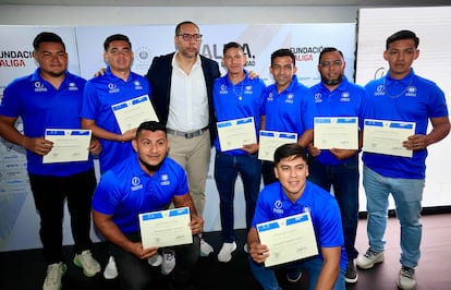 Yamil Bukele, presidente ad honorem del Instituto Nacional de los Deportes (INDES) de El Salvador, junto a varios de los últimos monitores en incorporarse al proyecto.