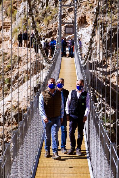 Este lunes se inauguró El Saltillo, uno de los tres puentes colgantes más grandes de España en espacios naturales, que ya se conoce como el otro 'Caminito del Rey'. Forma parte de la Gran Senda, itinerario circular de 745 kilómetros en la provincia de Málaga.