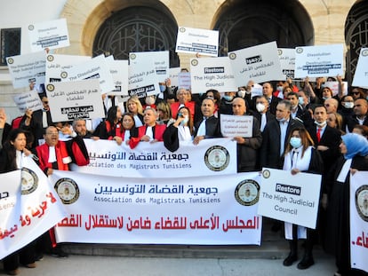 Un grupo de jueces tunecinos protestaba el 10 de febrero ante el Palacio de Justicia por la decisión del presidente Kais Said de disolver el Consejo Superior de la Magistratura.