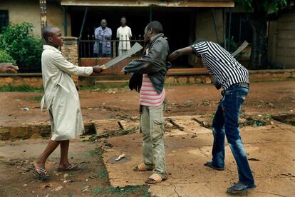 Musulmanes armados con machetes y organizados en milicias, comprueban si un un viandante que transita por una calle del barrio de Miskine en Bangui, República Centroafricana, porta armas.