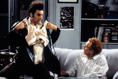 Kramer de Seinfeld lo tenía claro: ¿y por qué no confeccionar el 'bro' (sujetador masculino)? Se pegaba con velcro en la espalda y, aunque la idea original fue de Frank Constanza, Kramer solo consiguió que unos turistas alemanes se interesasen por él.