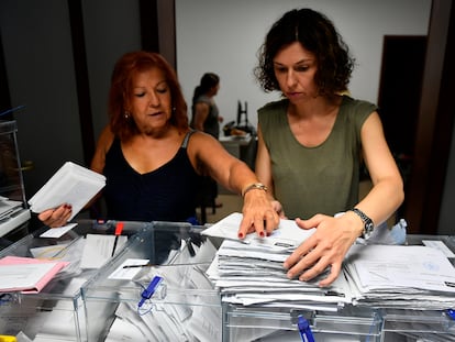 Trabajadoras de la Junta Electoral y representantes de partidos políticos inician el recuento de votos emitidos por los residentes en el extranjero para el 23-J en Palma de Mallorca, este viernes.