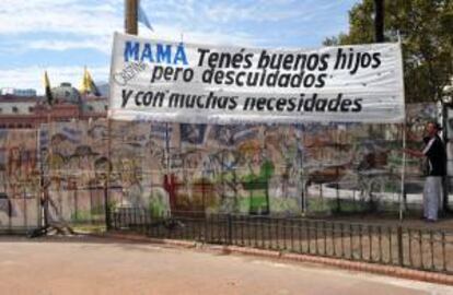 Un hombre muestra una pancarta en contra del Gobierno, este jueves 10 de abril de 2014, frente a la Casa Rosada en Buenos Aires (Argentina).