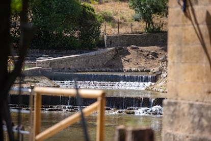 Desde el exterior del manantial de El Tempul se aprecian las piscinas creadas en torno al afloramiento natural en la ladera de una montaña