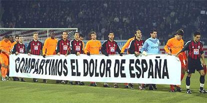 Los jugadores del Valencia y el Genclerbirligi salieron al campo con una pancarta de lamento sobre los atentados de Madrid.