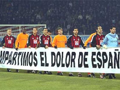 Los jugadores del Valencia y el Genclerbirligi salieron al campo con una pancarta de lamento sobre los atentados de Madrid.