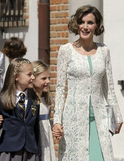 La reina Letizia acompañada por sus hijas, Leonor y Sofía.
