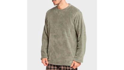 Pijama de invierno sobre fondo blanco.