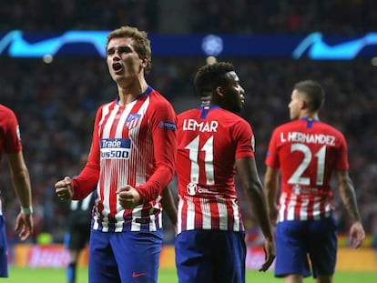 Griezmann celebra uno de sus goles al Brujas, ayer en el Metropolitano.