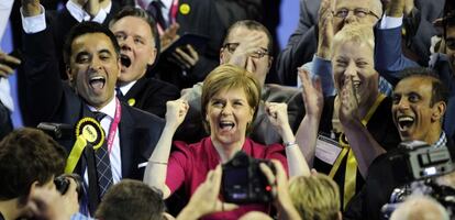 La ministra principal de Escocia, Nicola Sturgeon, y su equipo celebran los primeros resultados del escrutinio.