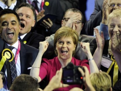 La ministra principal de Escocia, Nicola Sturgeon, y su equipo celebran los primeros resultados del escrutinio.