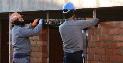 Dos albañiles trabajan en una obra en Valladolid. 