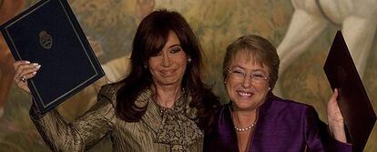 La presidenta de Argentina, Cristina Fernández de Kirchner (i), se abraza con su homóloga chilena Michelle Bachelet (d) durante la ceremonia de firma del Tratado de Integración entre ambos países