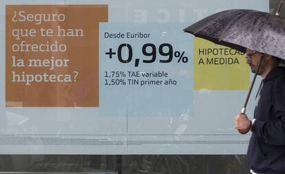 Un hombre pasa ante un anuncio de hipotecas en Sevilla. 
