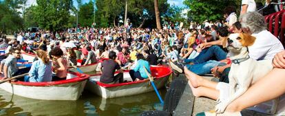 El Cabaret Flotante, de los artistas Pía Tedesco y Raúl Márquez, en el lago de Casa de Campo.