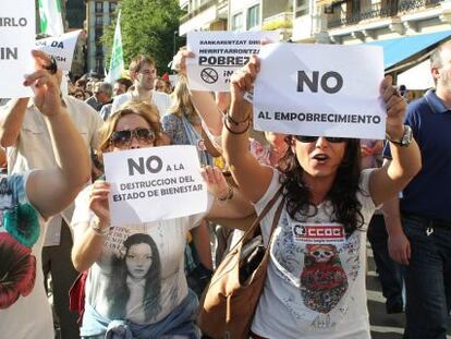 Varias personas se concentran en San Sebastián el pasado 19 de julio contra los recortes y la exclusión social.