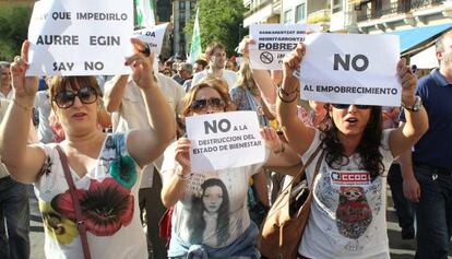 Varias personas se concentran en San Sebastián el pasado 19 de julio contra los recortes y la exclusión social.