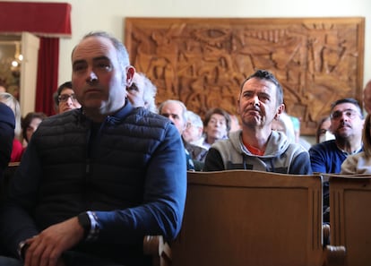 Familiares de los fusilados y vecinos de Cuevas del Valle asisten en el salón de plenos del Ayuntamiento, ante una réplica del Guernica de Picasso, al solemne acto de entrega de los restos de tres fusilados de la localidad. 