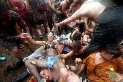 Un grupo de personas disfrutan de la fiesta del tomate celebrada en Glastonbury, 30 de junio de 2013.