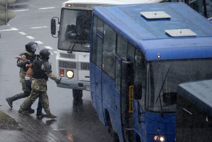 Fuerzas de seguridad bielorrusas detienen a un manifestante el pasado domingo en Minsk. 